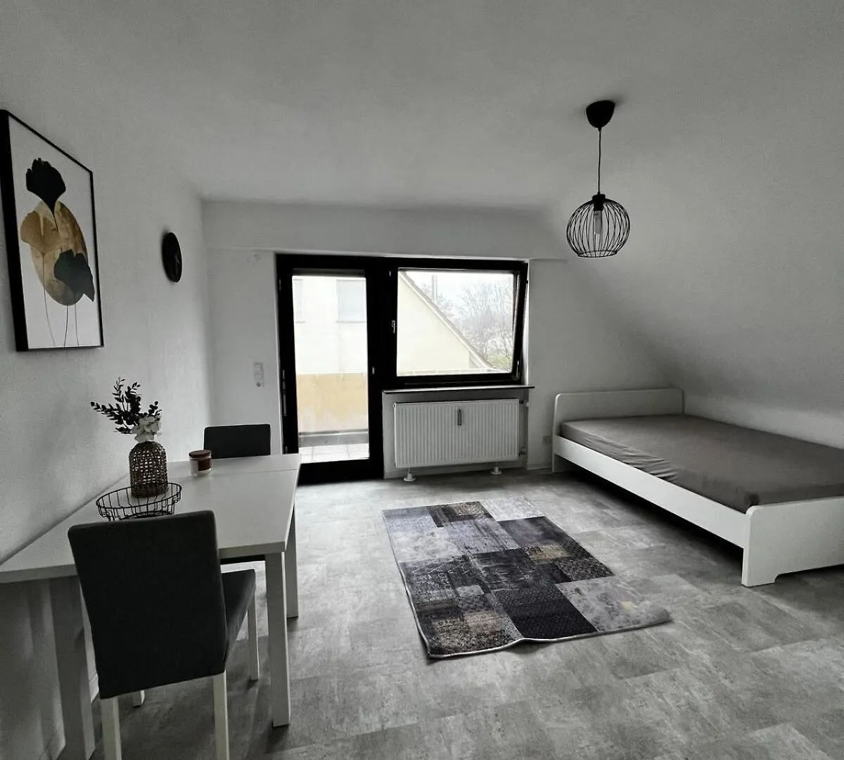 Stuttgart Weilimdorf Gemuetliche Zimmer Mit Balkon דירה